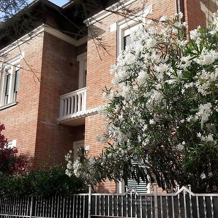 Appartamento In Villa Pesaro Bagian luar foto