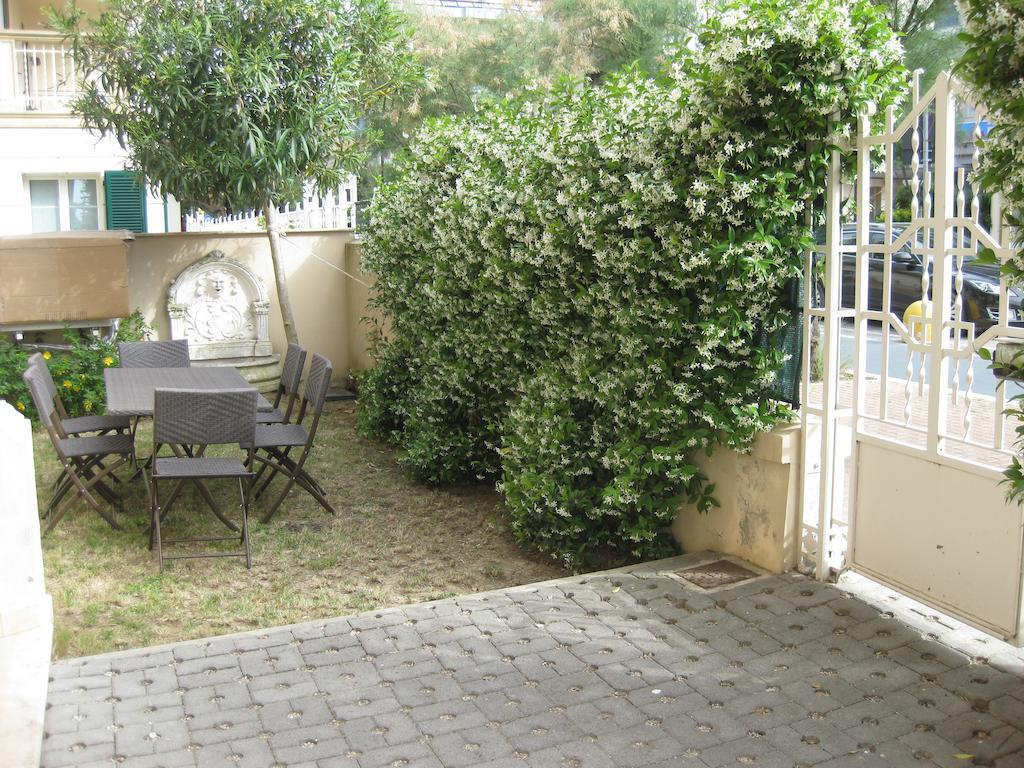 Appartamento In Villa Pesaro Ruang foto