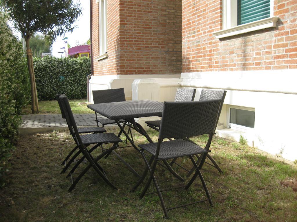 Appartamento In Villa Pesaro Ruang foto