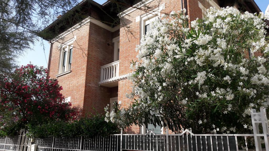 Appartamento In Villa Pesaro Bagian luar foto
